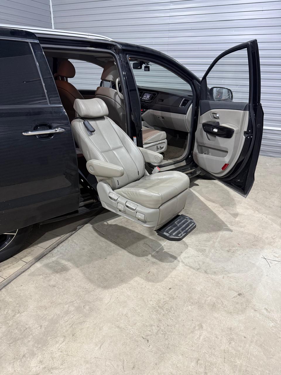 Опущенное кресло второго ряда у бокового проёма Kia Carnival