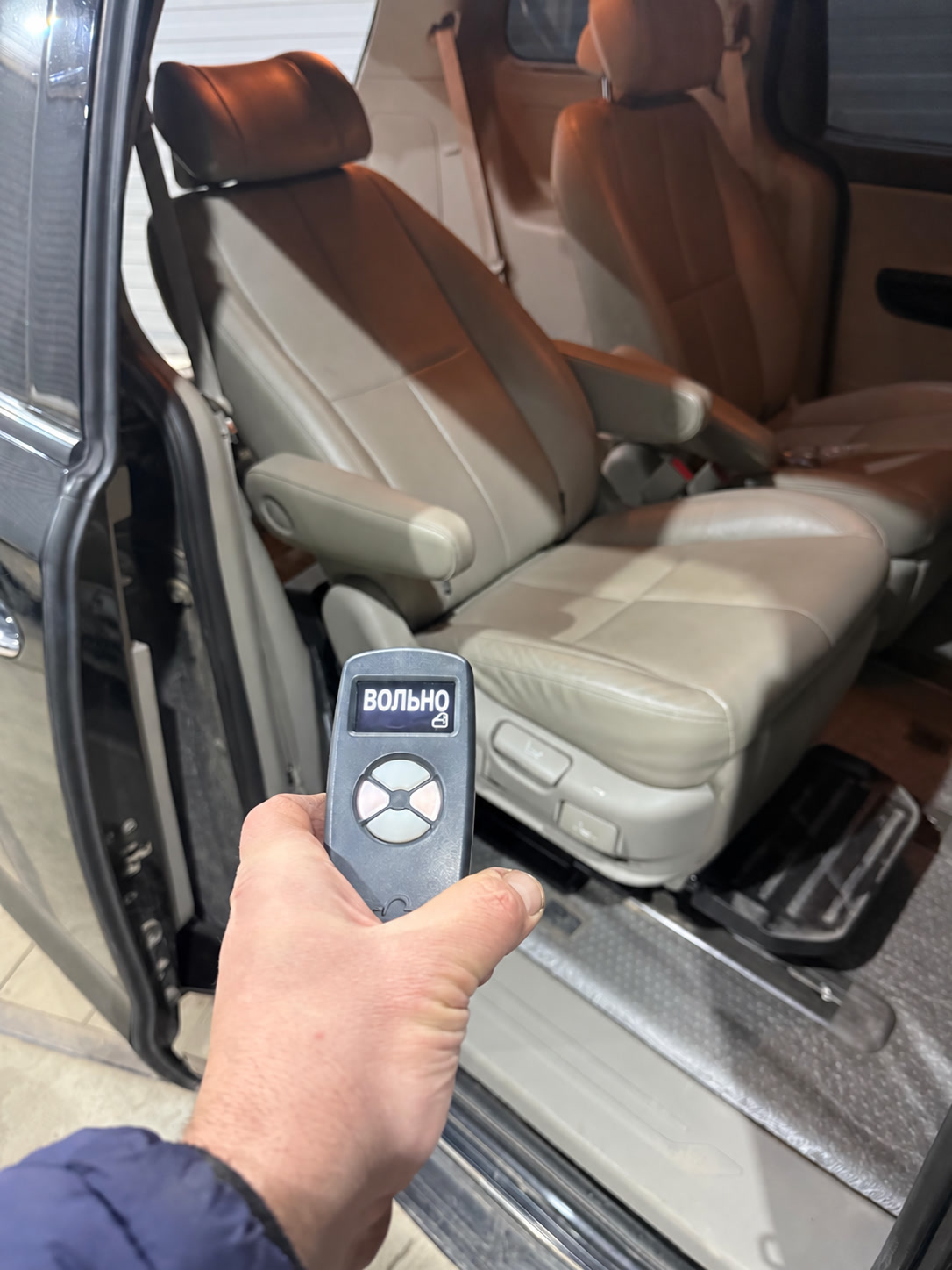 Штатное кресло после возвращения в салон Kia Carnival